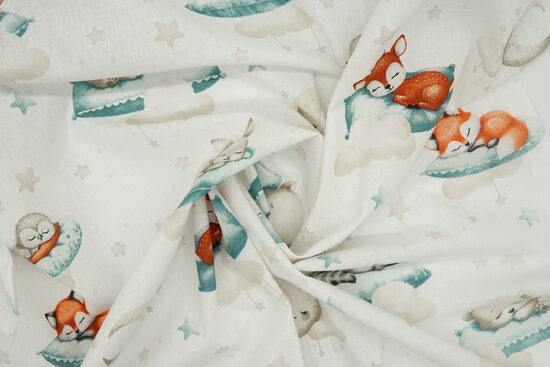 Kokvilna - Guļoši dzīvnieki uz spilveniem, uz balta fona